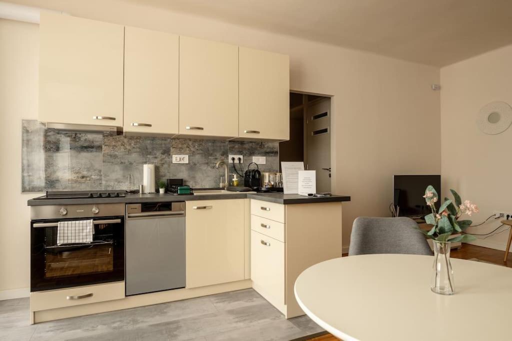 Petofi Family Apartman Debrecen Buitenkant foto